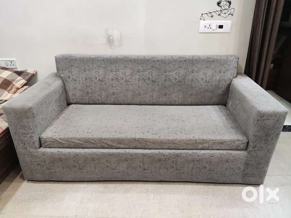 3 seeter sofa. Ply woob se ghar me bana