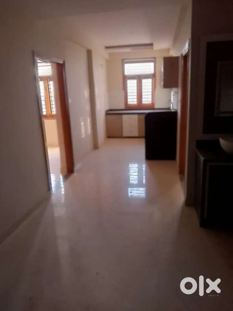 4 bhk semi furnished flat available on rent