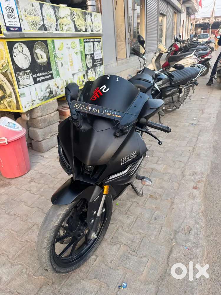 Yamaha r15 v4 black colour