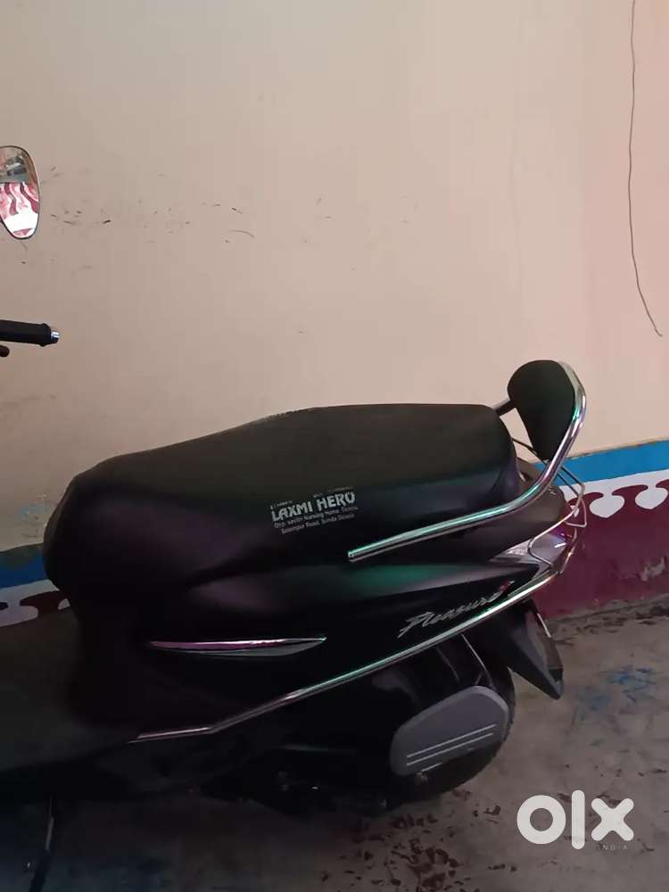 Gaadi bechni hai dusri gaadi leni hai.