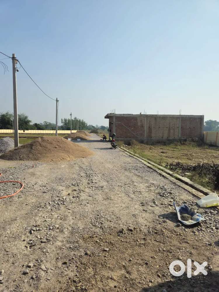 गेटेड सोसाइटी मे 30 फ़ीट rcc रोड पे प्लाट ले कॉर्नर प्लाट उपलब्ध