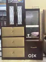 Spacious dressing table with drawer and mirror