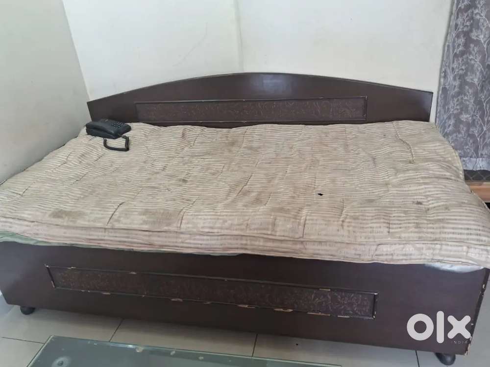5 Furniture items for resell urgently. Beds with mattress.