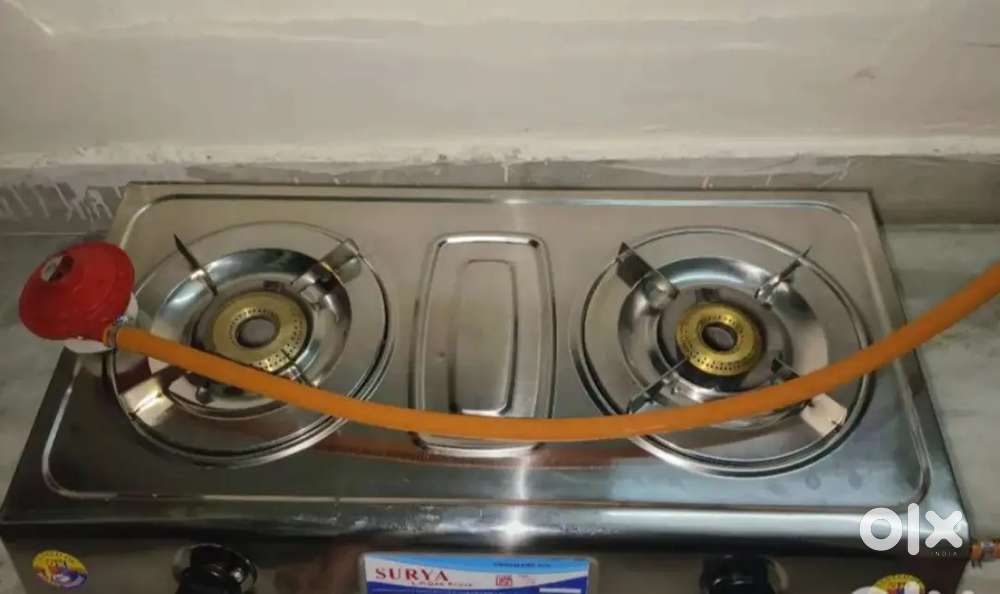 Gas stove with pipe and regulator