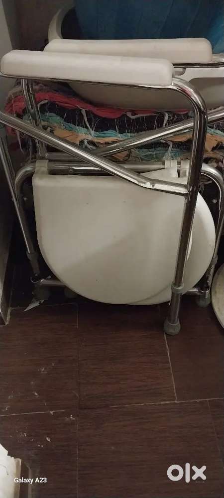 Commode chair