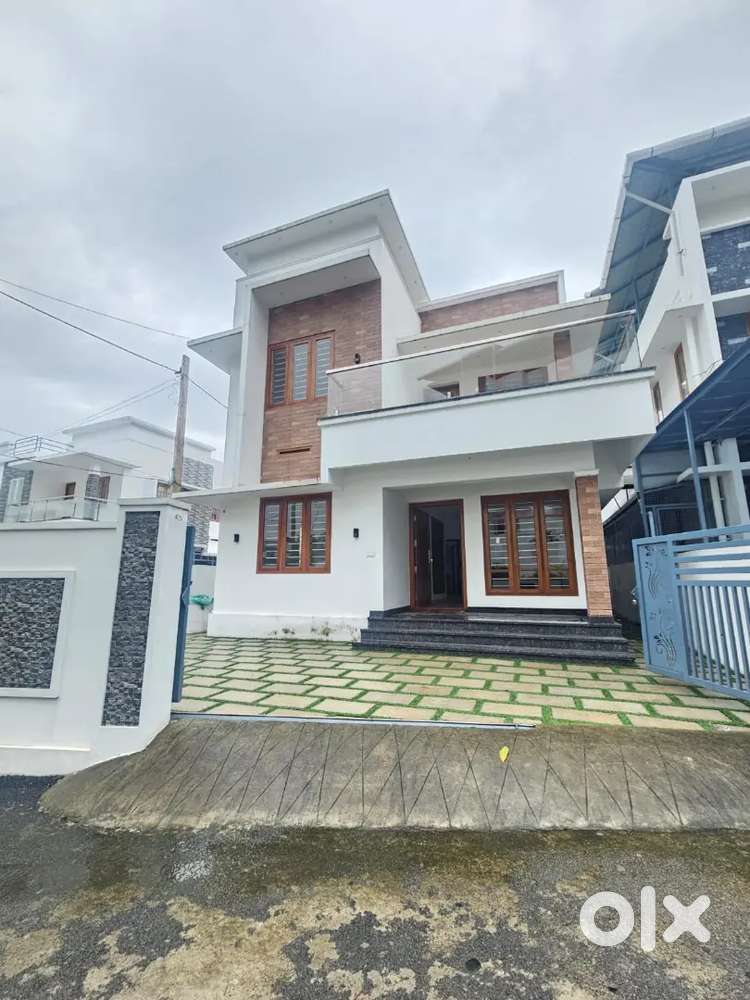 SPACIOUS 4BHK VILLA FOR SALE IN KAKKANAD INFOPARK THENGOD