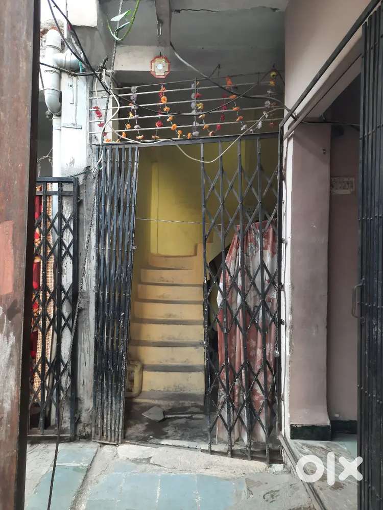 कमरे किराये से देना है 
Room available on rent 10x10 size room