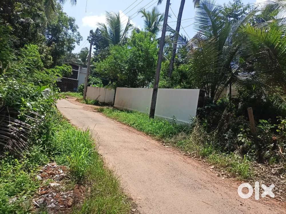 Land for urgent sale.sitely negotiable