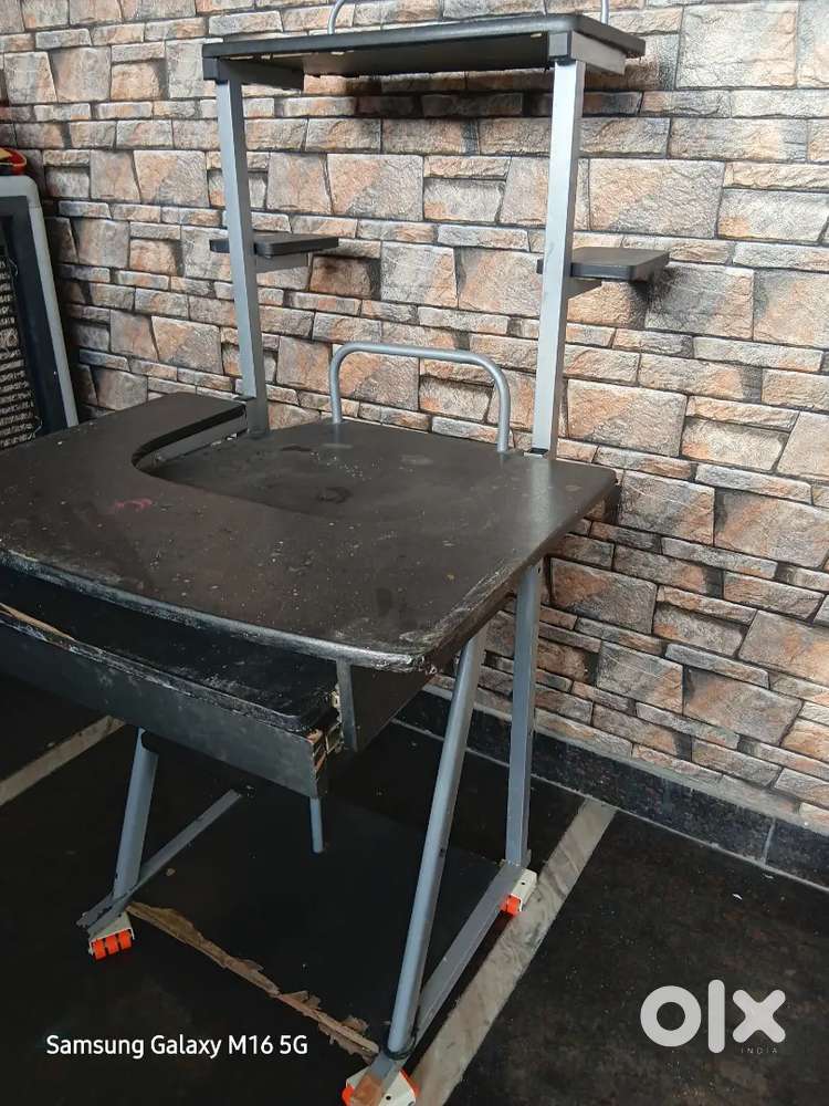 Desktop computer table