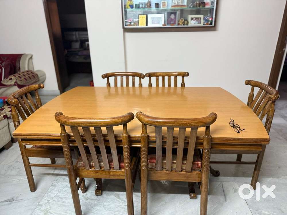 Dining Table alongwith 6 chairs