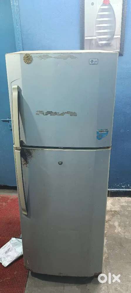 LG Refrigerator for Sale – Good Condition, Just Needs Gas Refill