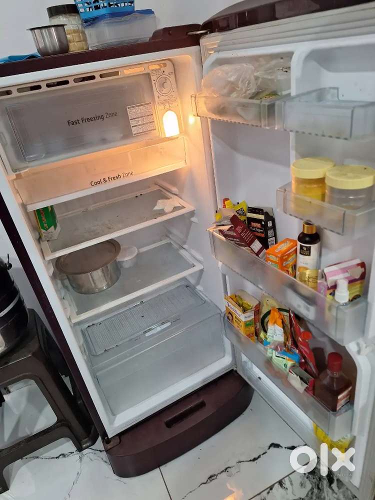 फ्रिज विकणे आहे