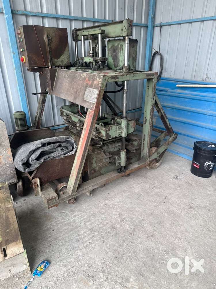 Concrete brick machine