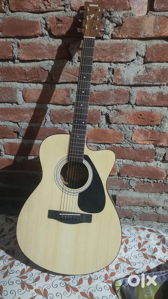 Semi acoustic guiter YAMAHA fsx80c