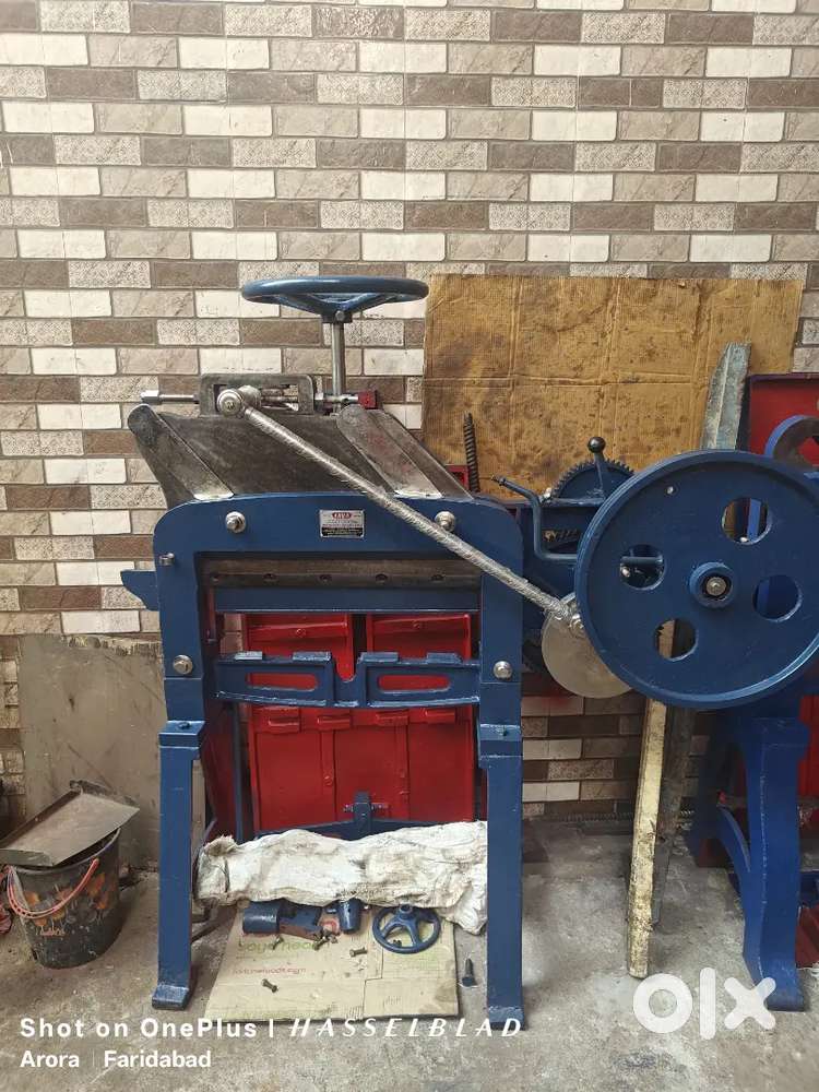 Paper cutting machine