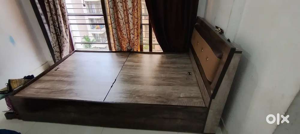 King size single bed with mattress in Excellent Condition.