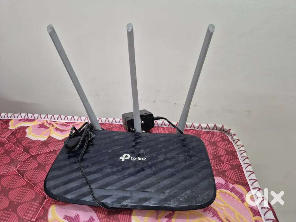 Wifi router TP- linked archer C60 with three antennas