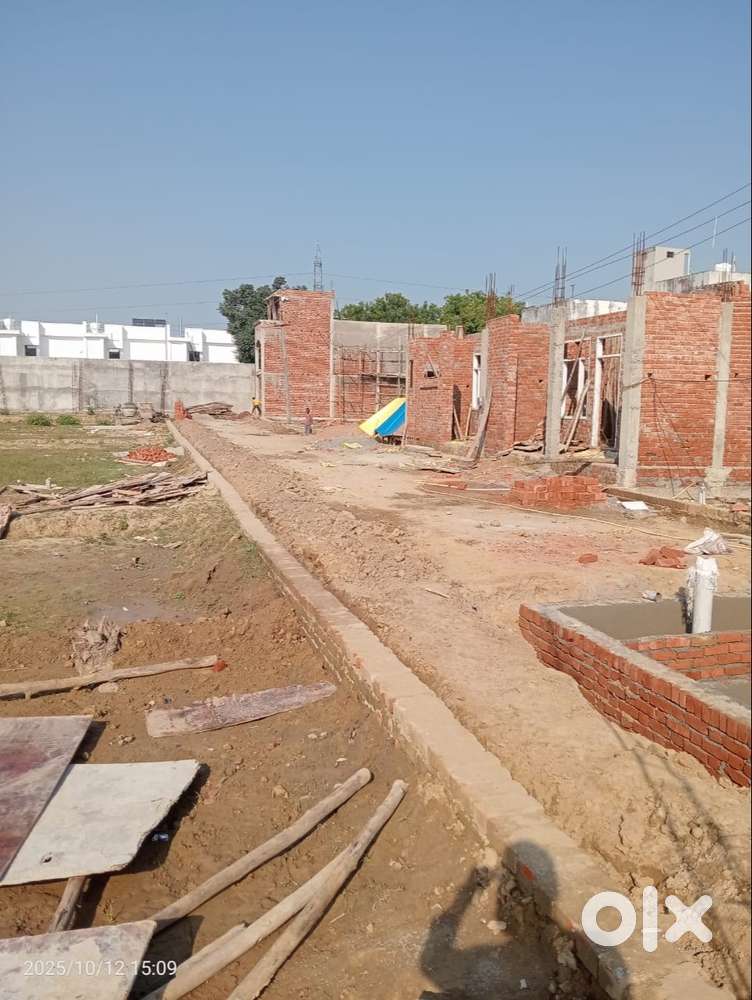 Aktu university jankipuram vistaar me plot paye gated society