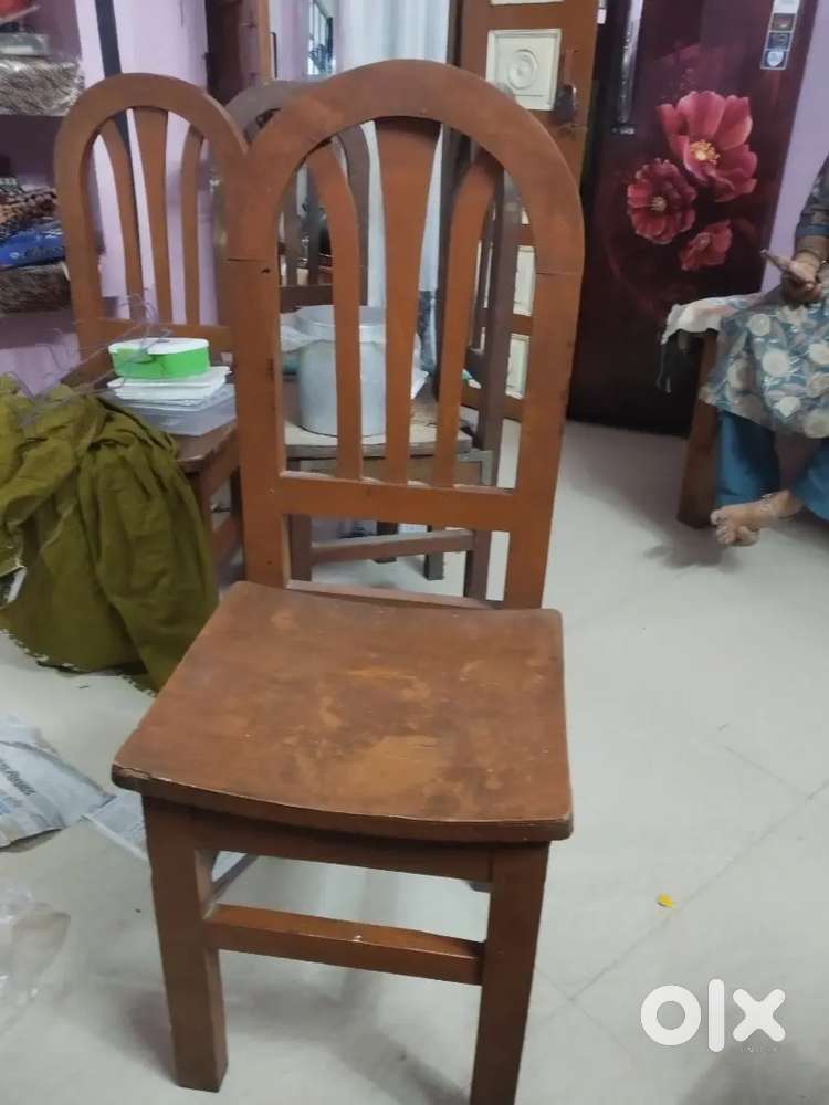 Wooden chair 6 pices 2 pices minor broken
