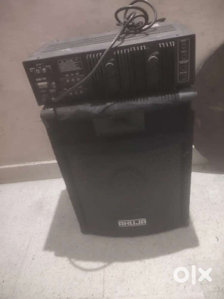 Mick stand and speaker