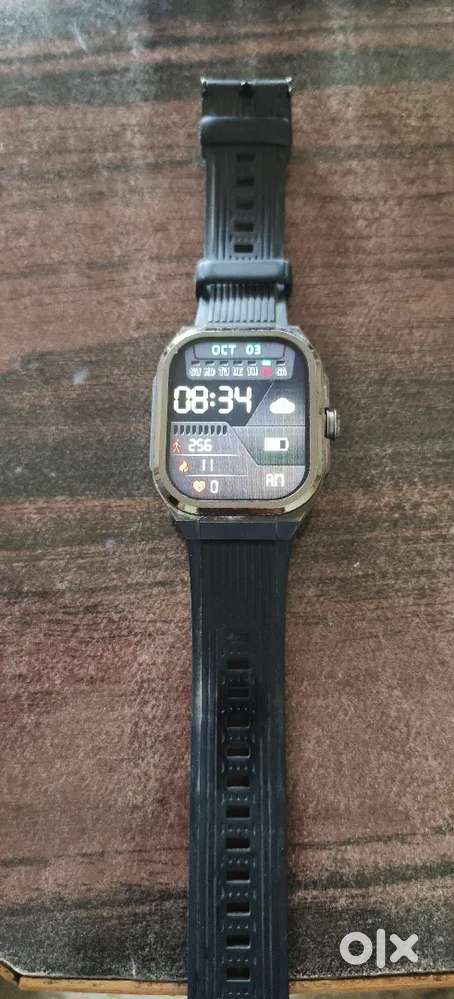 Noise smartwatch watch me koi problem nhi hai 6 month used hai.