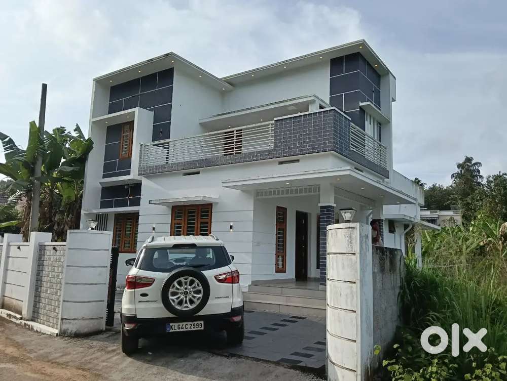 ചാലക്കുടി പോട്ടയിൽ 5 സെന്റ് സ്ഥലത്തിൽ 1300sq വീട് വില്പനക്ക്