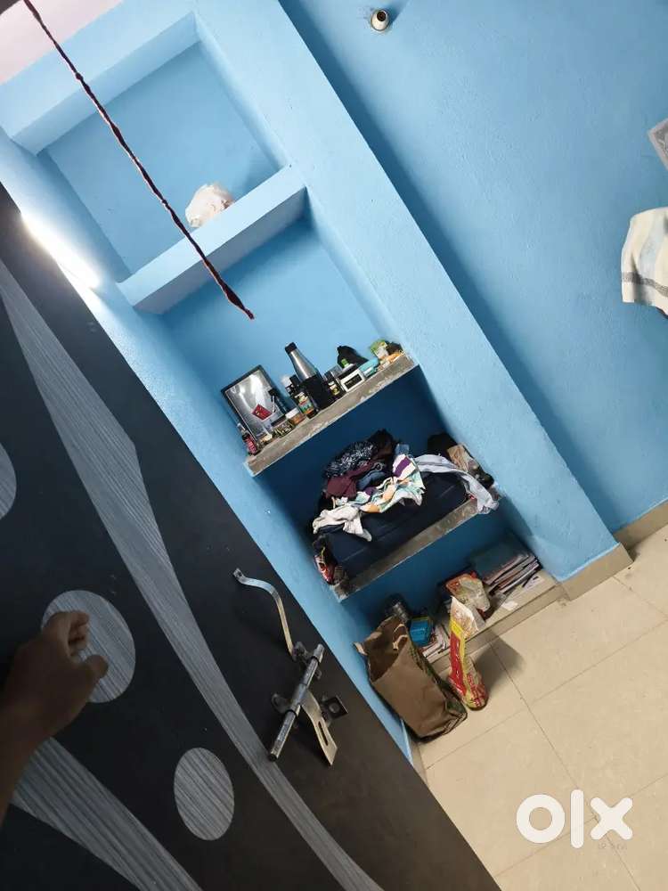 2bhk flat hai ek room Khali h , girls not allowed only boys students