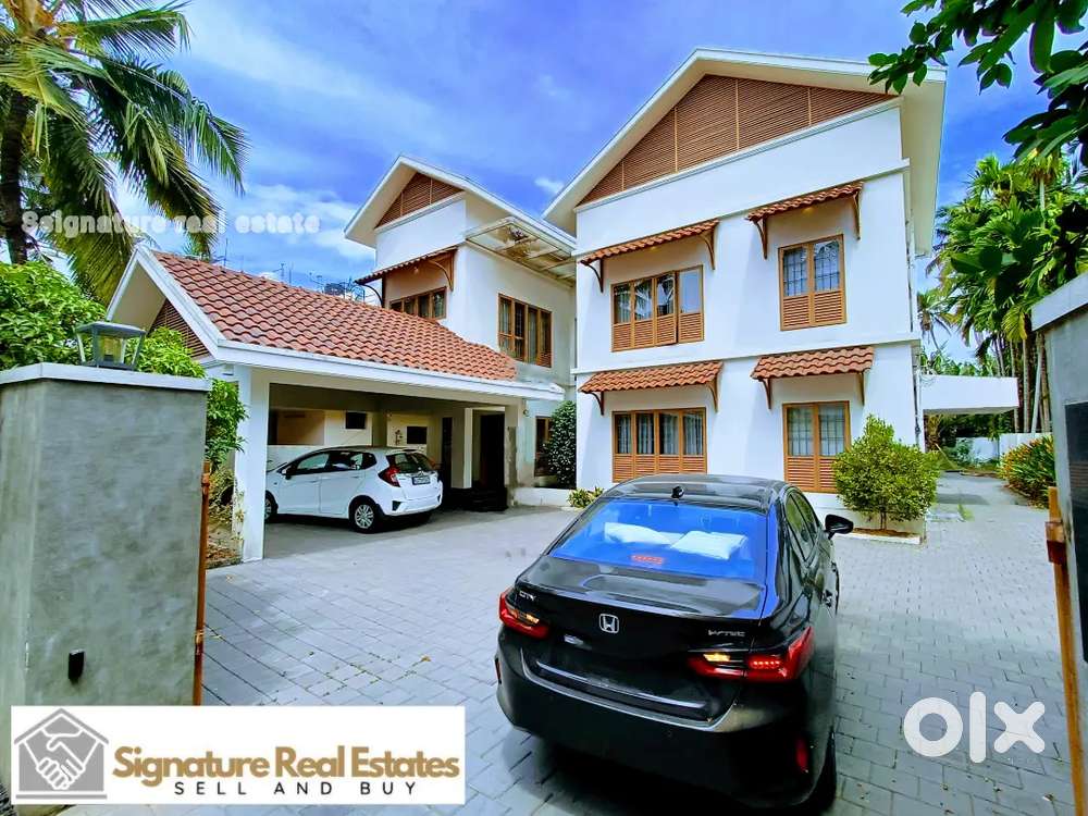 Maradu junction ( 17 cent ) Luxury house for sale