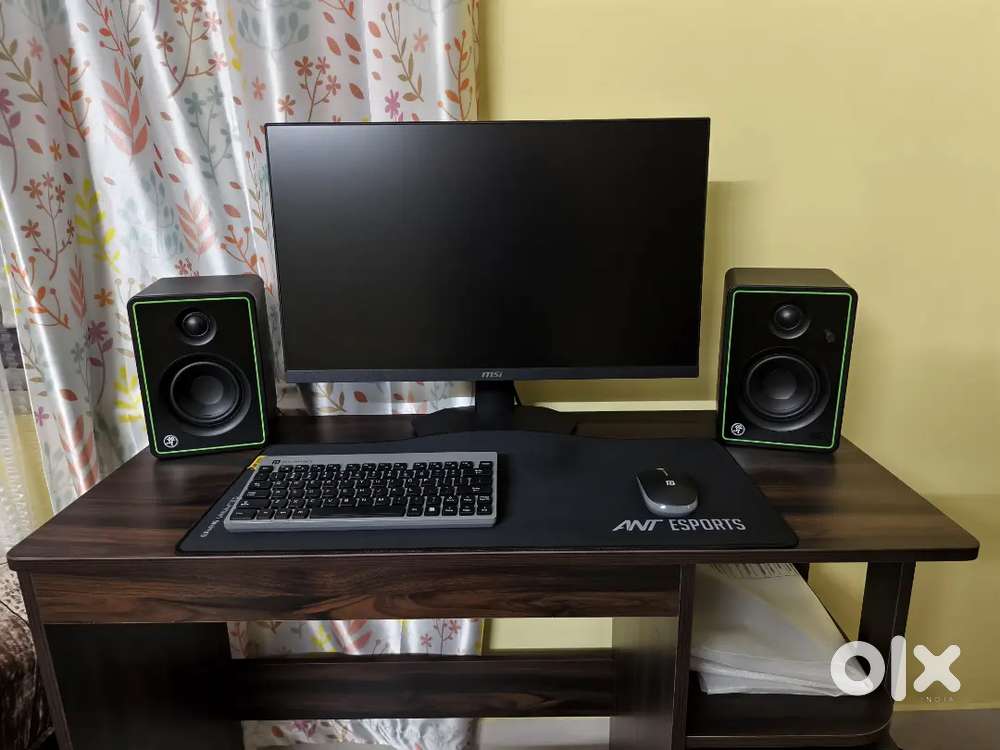 Studio monitor speakers Mackie CR4X. 1 month old. Bill box available.