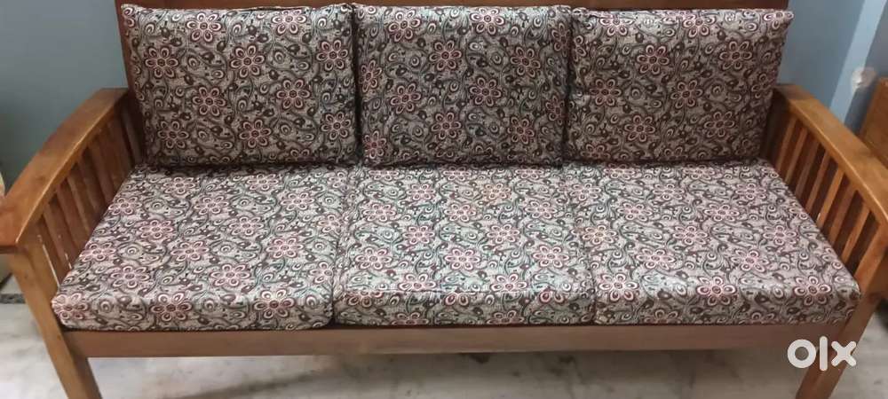 Best quality wood with soft pillows