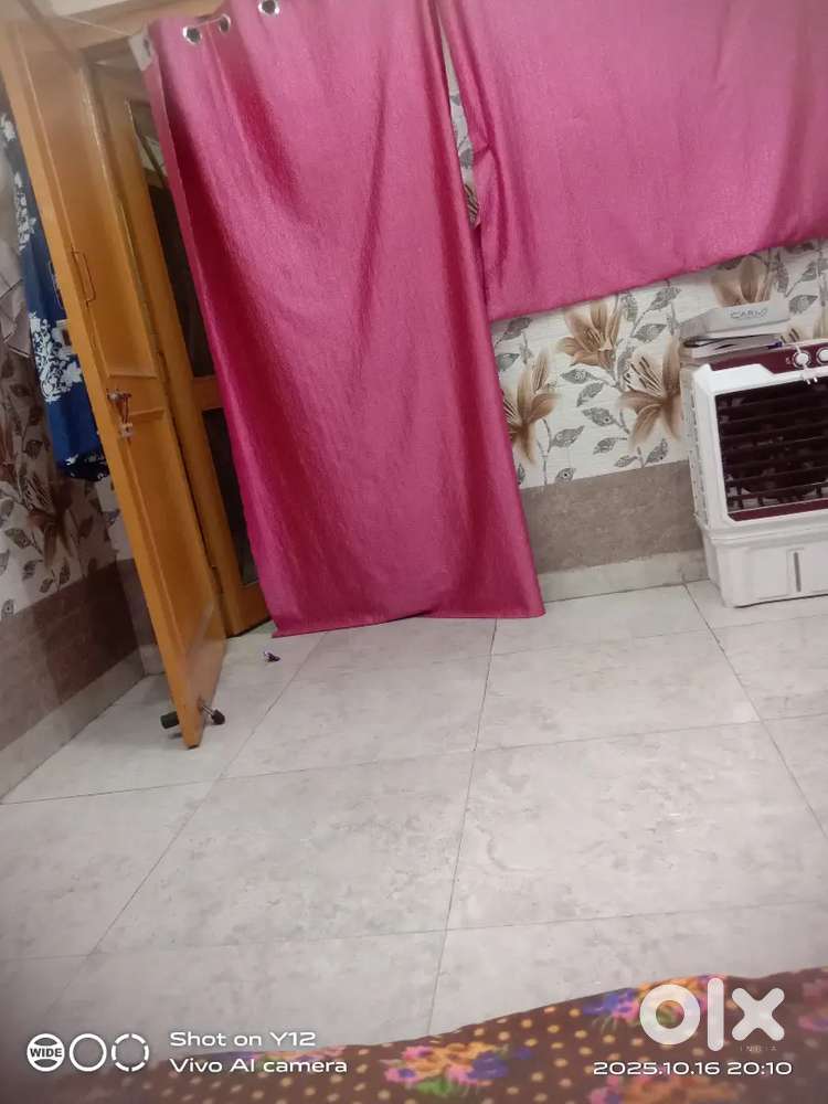 Roommate only female