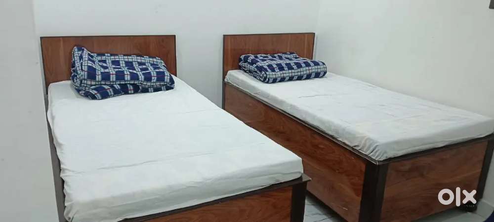 only girls 1room me 2 bed 1 bed 9000 BBR girls hostel