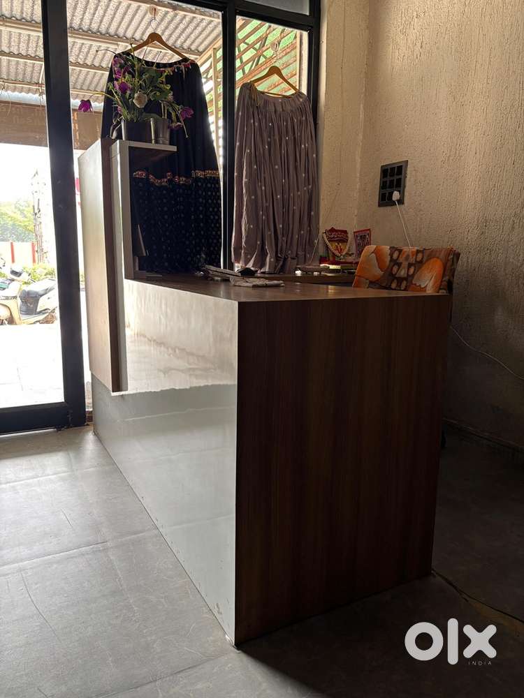 Hand med woden computer table