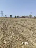 Khet bechna hai multai me. Railway station se 200m ki duri pe.