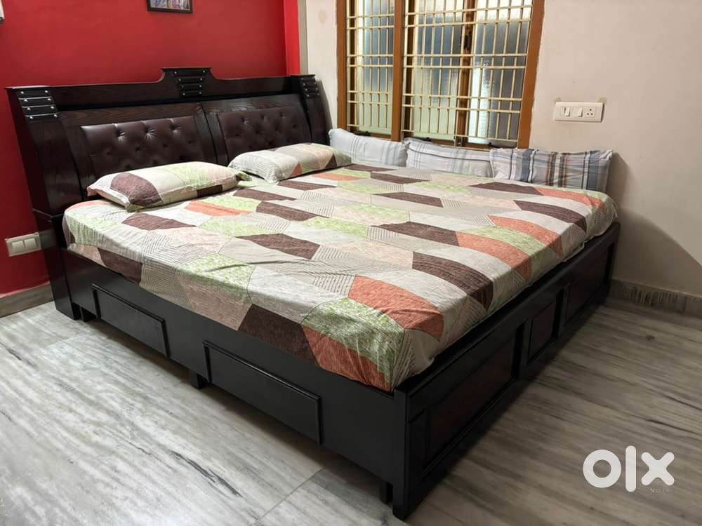 King size bed with Relaxwell brand spring pocketed 8 inch matresses