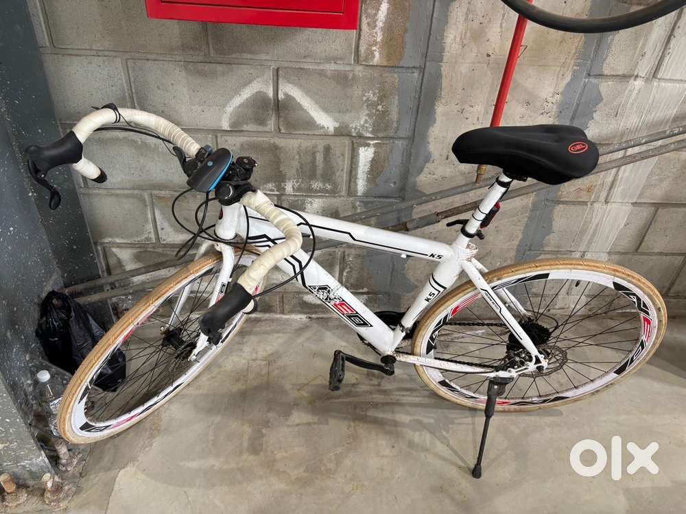 Slim tire Racing cycle . Brand new condition fully equipped cycle.