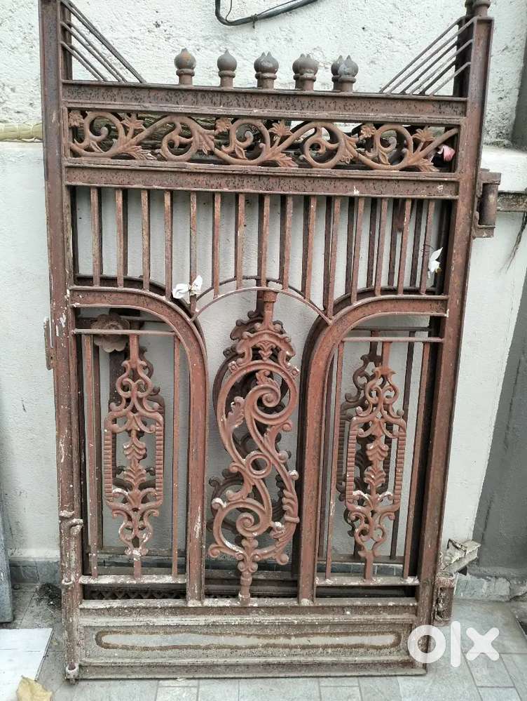 Main gate in 2 parts