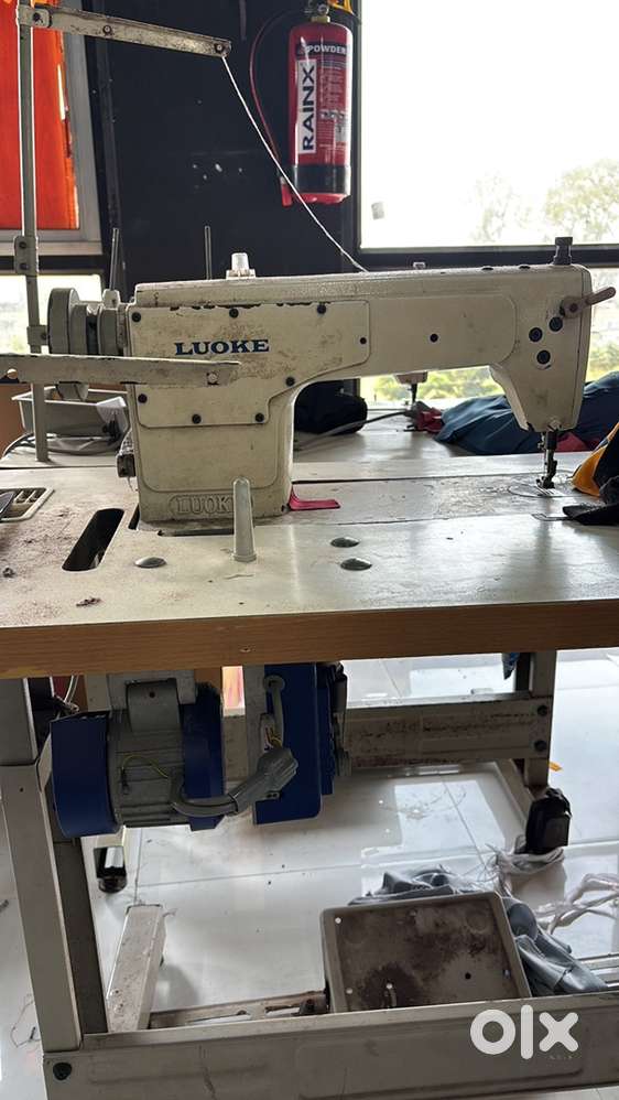 Single niddle swing machine