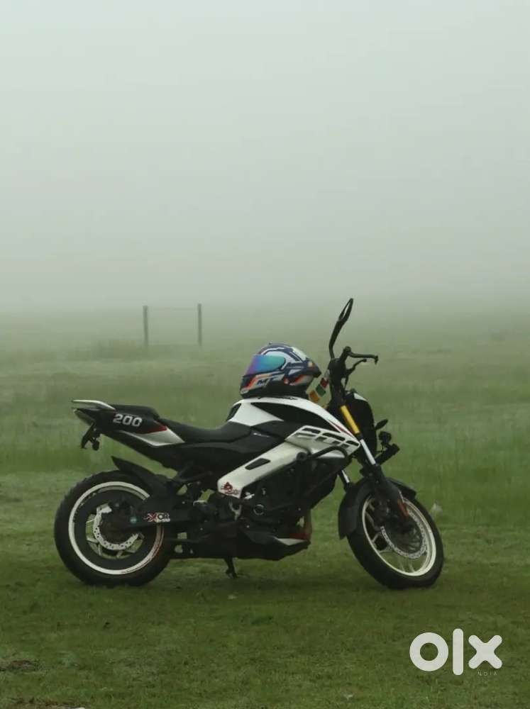 NS 200 pearl white  43000 KM RUN . FULLY OK FROM INSIDE AND OUTSIDE