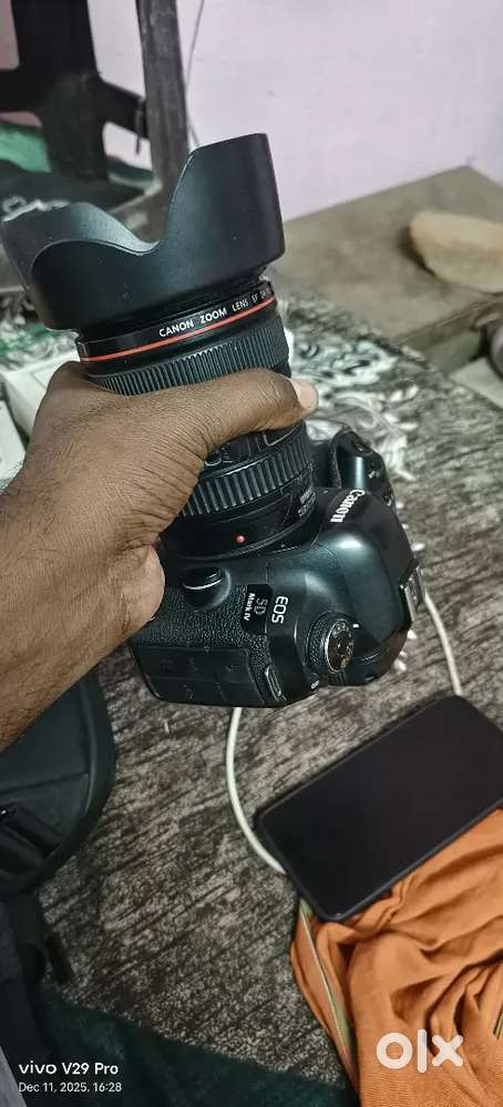Canon 5d mark 4.   24 .105 USM lence 5 battery hai charger hai