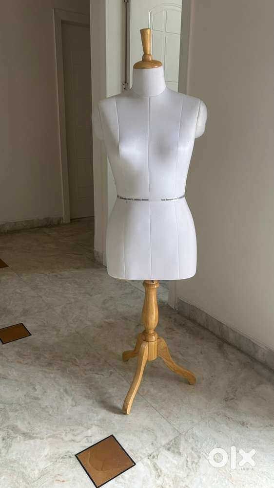 mannequins of different sizes