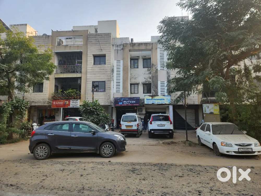 Without broker ground floor shop near metro station for rent