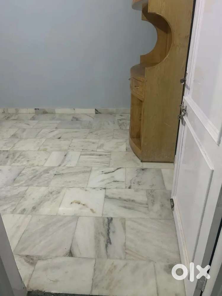 FLAT FOR RENT 3 BHK semi furnished flat near (&lt; 1 km) to ganga.