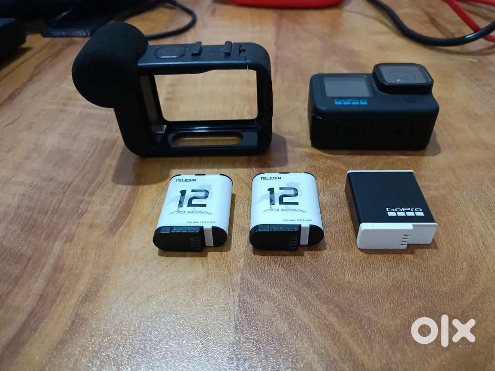 Go pro hero 11 black with media mod and 3 batteries