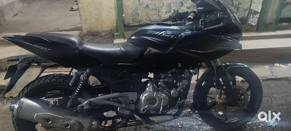 Pulsur 220f black colour