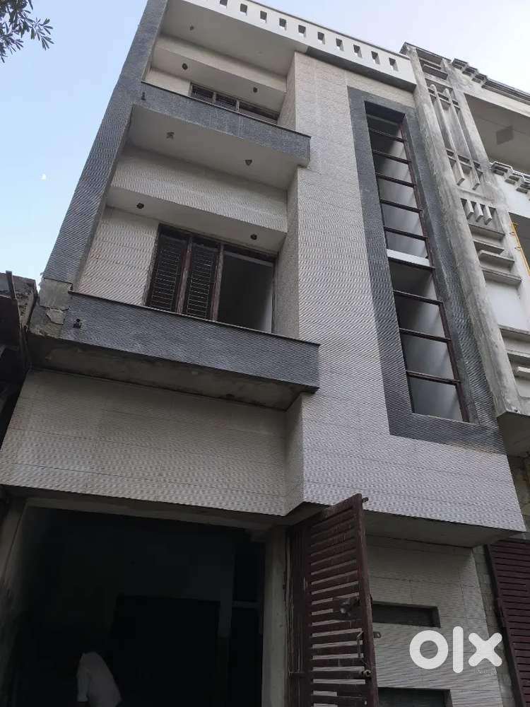 40.74 मी 2.5 मंजिल मकान पार्कफेसिंग बिक्री हेतु सेक्टर 11,बुद्धि विहार