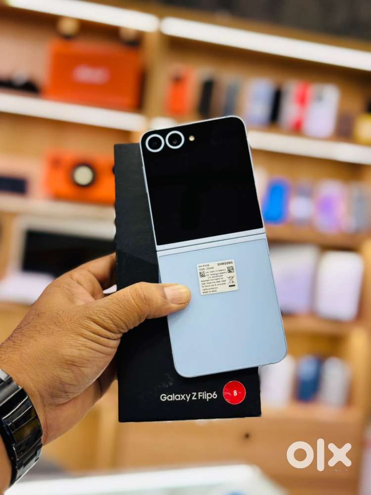 SAMSUNG ZFLIP 6 12/256GB. SLIGHTLY USED, BRAND NEW CONDTION.