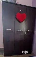 3 Door wardrobe Sell 3 years old in good condition (Price negotiable)