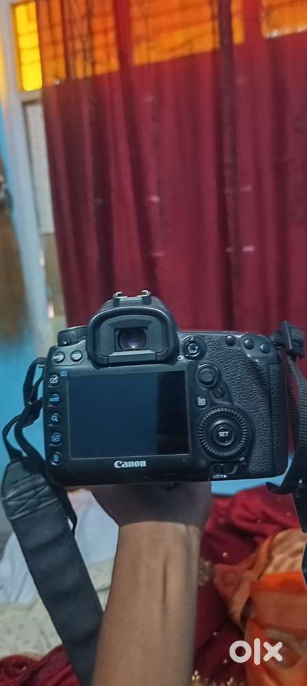 Canon camera with lans big