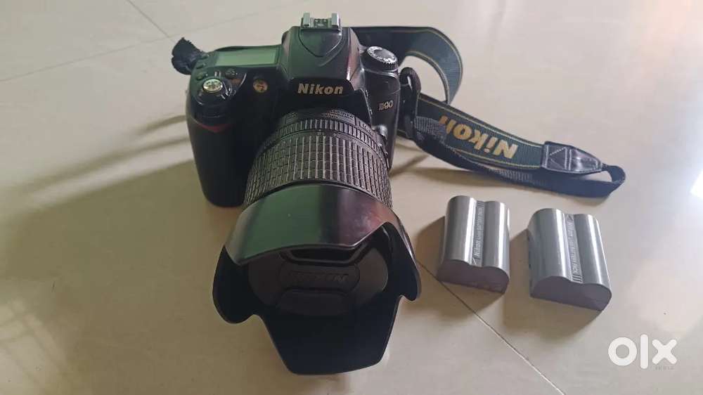 NIKON D90. CAMERA Very late used with two original battery